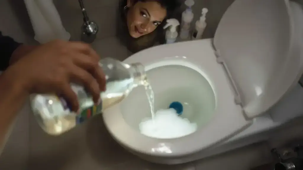 Hartnäckigen Kalk im WC entfernen: Dieser Küchentrick wirkt über Nacht